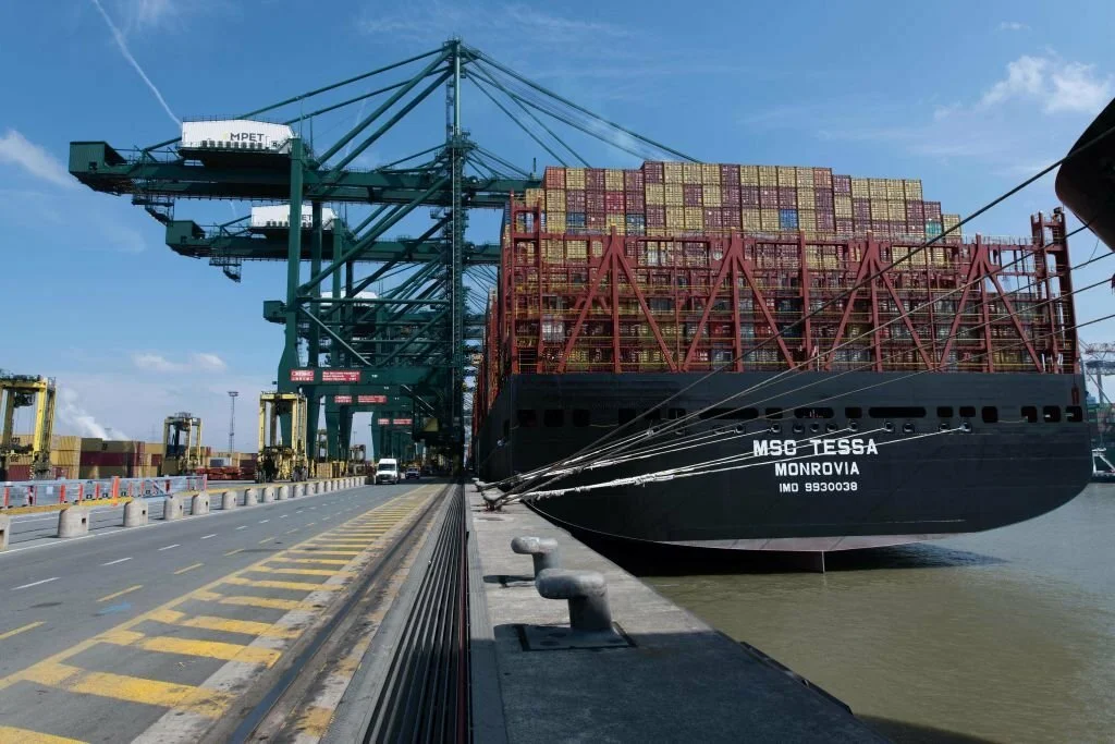 Gigantes Navegantes: Los 20 mejores barcos de contenedores más grandes del mundo en 2023 6 GetPaidStock.com 65602d8c554e0